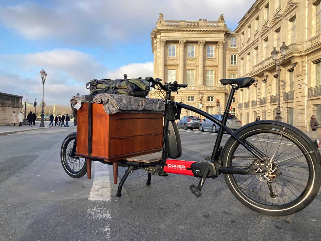 Transport d’une commode rue de Rivoli.
