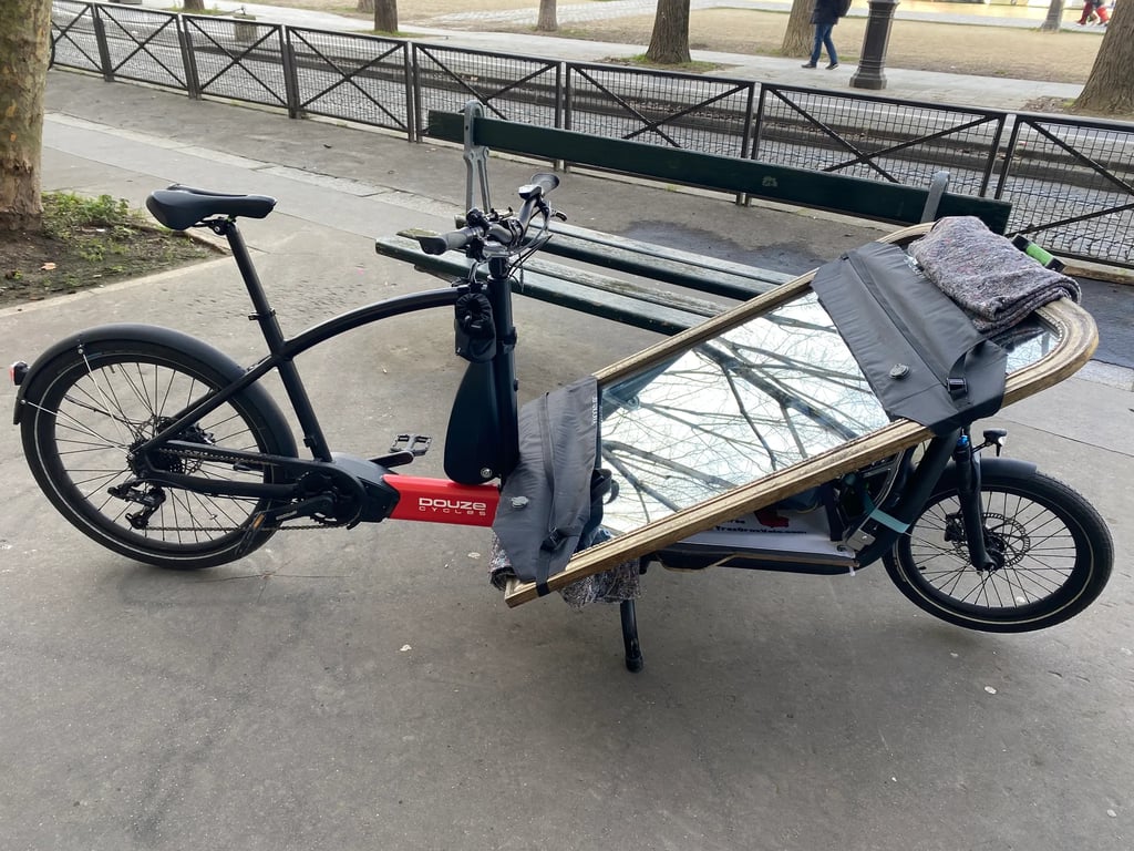 Transport à vélo près du canal de l’Ourcq, dans le 19eme arrondissement de Paris.