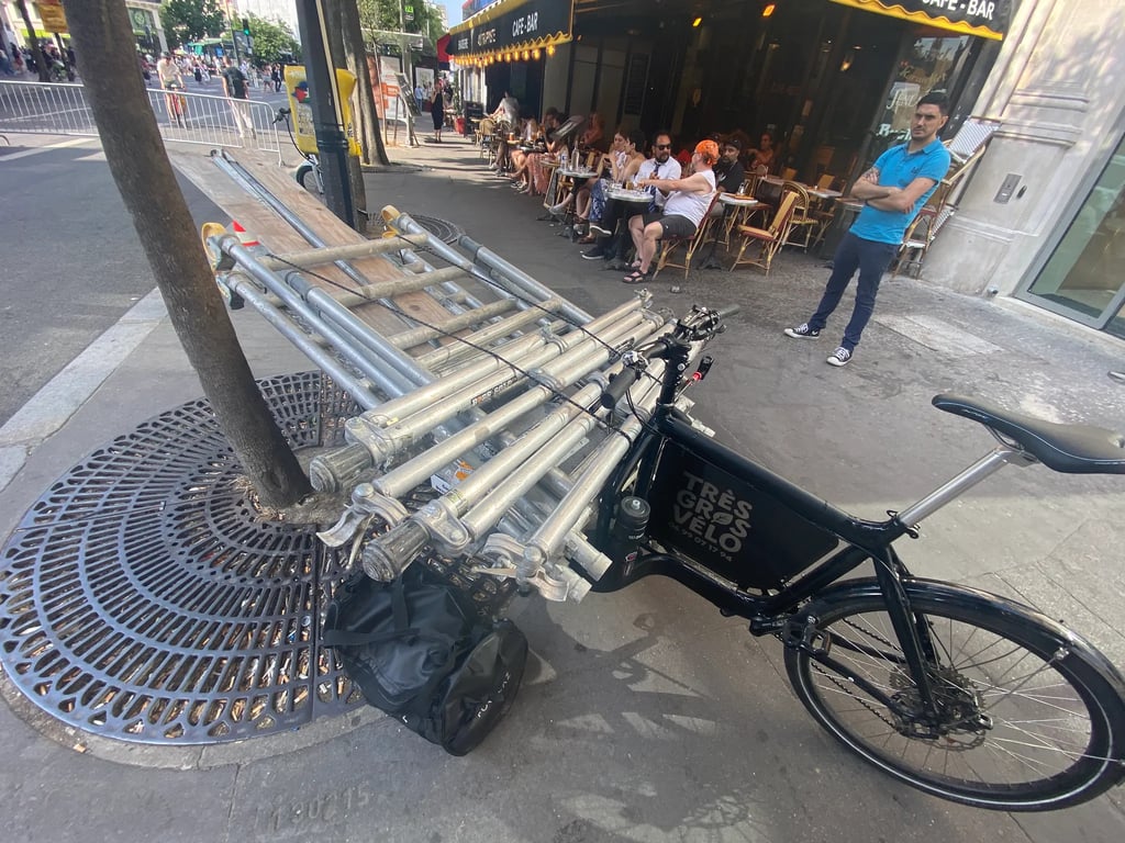 Assistance à un collègue professionnel à vélo-cargo, pour ramener d’un échafaudage à Kiloutou.