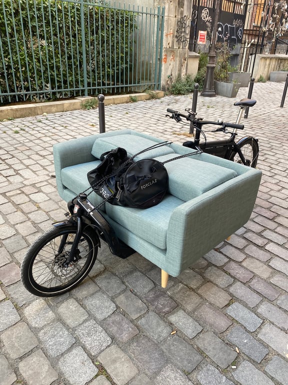 Livraison d’un canapé à un particulier qui souhaitait aménager un studio avant de le mettre en location - Modèle du cargo : Bullitt X.