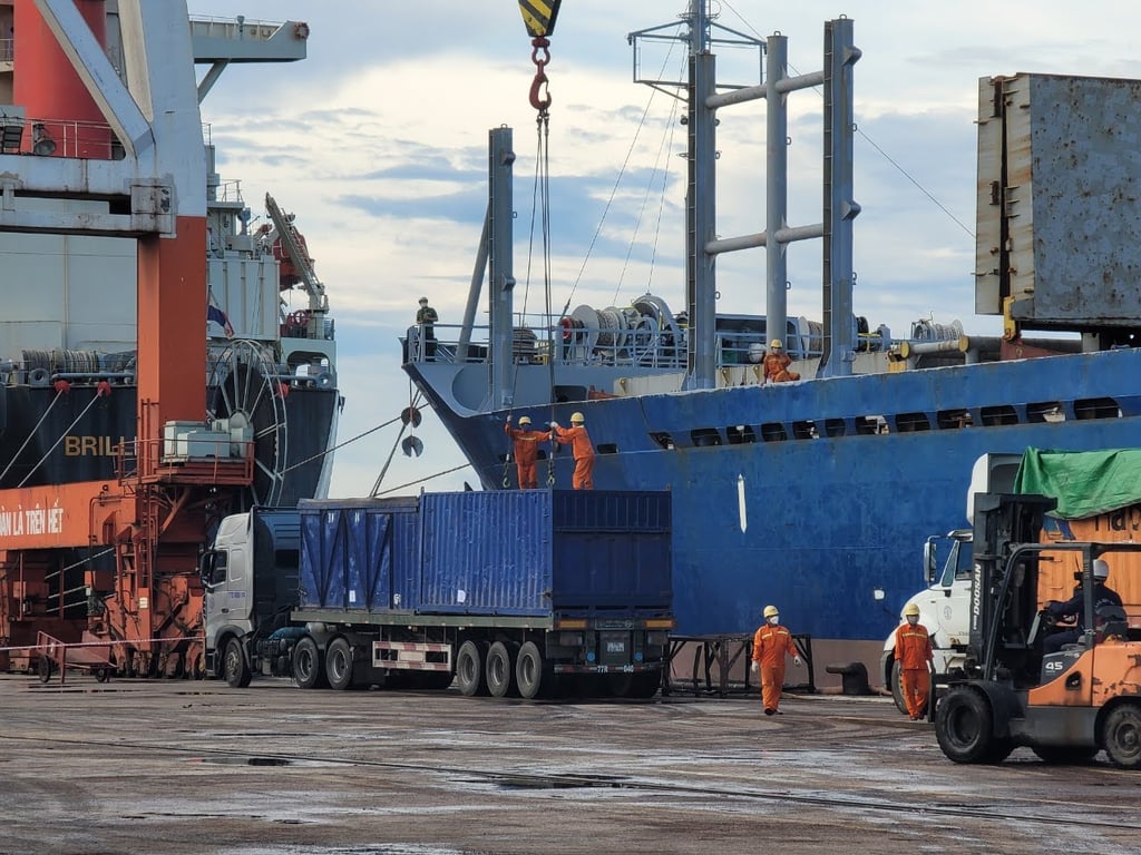 Vessel loading at Quy Nhon port