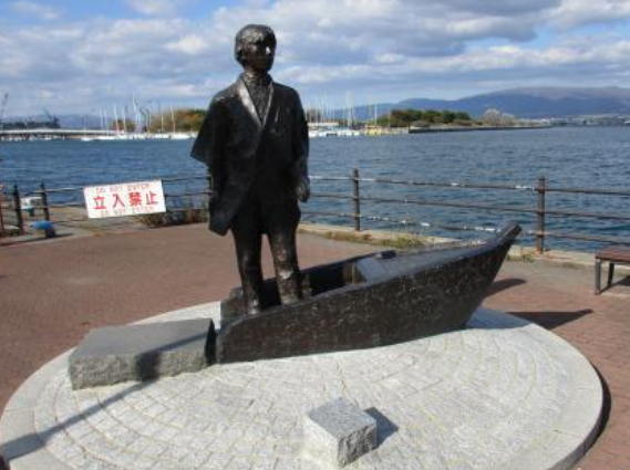 位於函館灣區、函館西波止場附近末廣綠地的「新島襄青銅像」。這座青銅像的正式名稱是「紀念攝影 ：通向未來的起點—海洋—」。雕像由雕刻家峯田敏郎製作，於2002年（平成14年）建立。