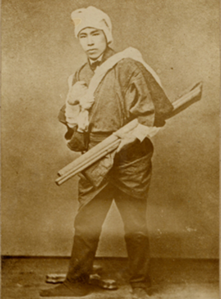 函館出國時的裝扮在美國重現的照片（函館市中央圖書館收藏）