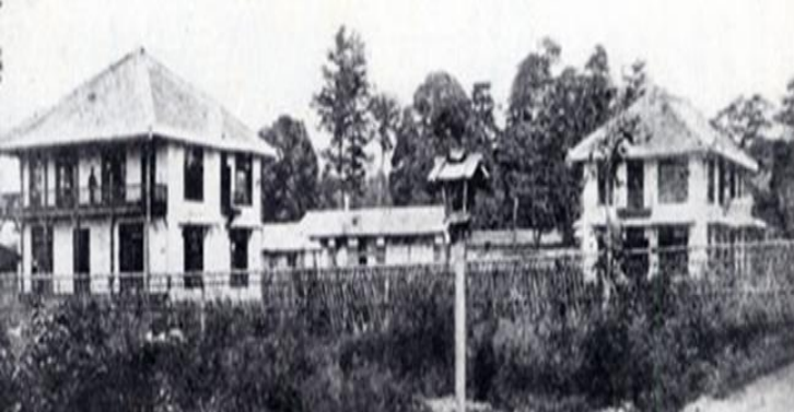 同志社英學校最初的校舍（照片左側）右側為第二宿舍