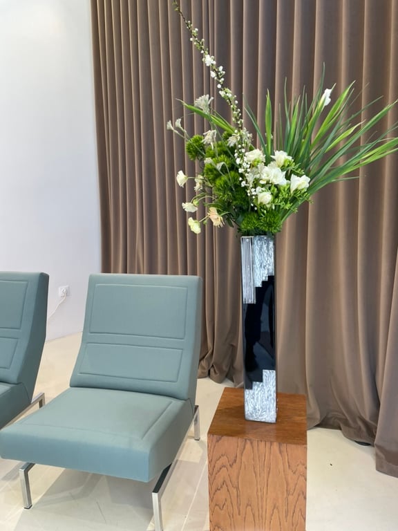 Installation des bouquets chez Maison Cédric, aux puces de Saint-Ouen