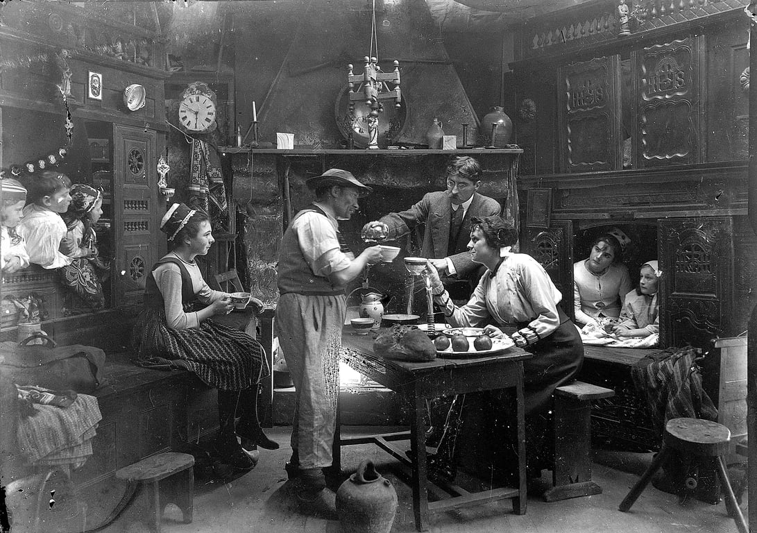 Photos de bretons buvant du cidre dans le salon d’une maison familiale.