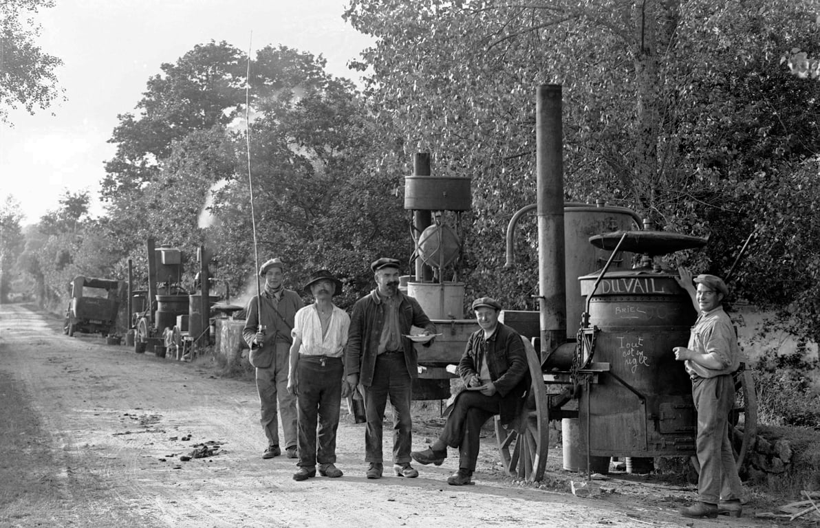 Photo de bouilleurs de cru à Briec, distillant du lambig