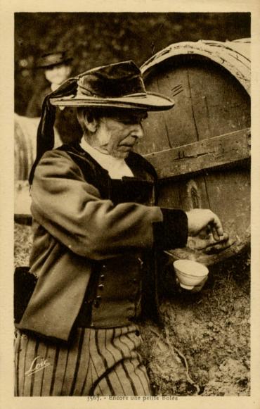 Breton se servant une bolée de cidre directement au tonneau