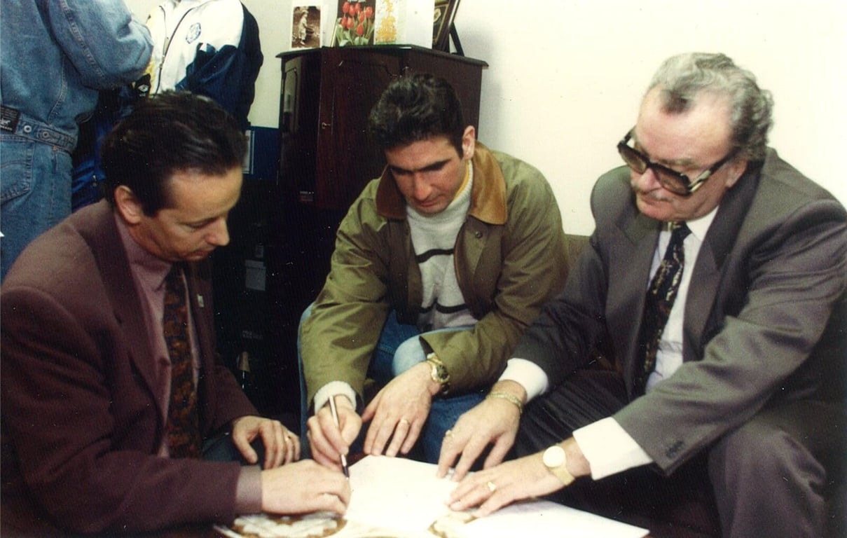 Eric Cantona et Jean-Jacques Bertrand lors de la signature du contrat avec Leeds United (février 1992)