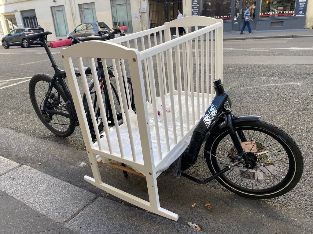 Livraison d’un lit de bébé dans le 12eme arrondissement, en cargo Bullitt.