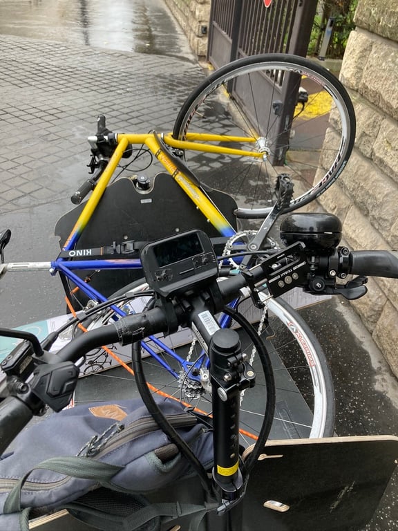 Remorquage de mon propre vélo, au passage, laissé chez un ami dans son box…