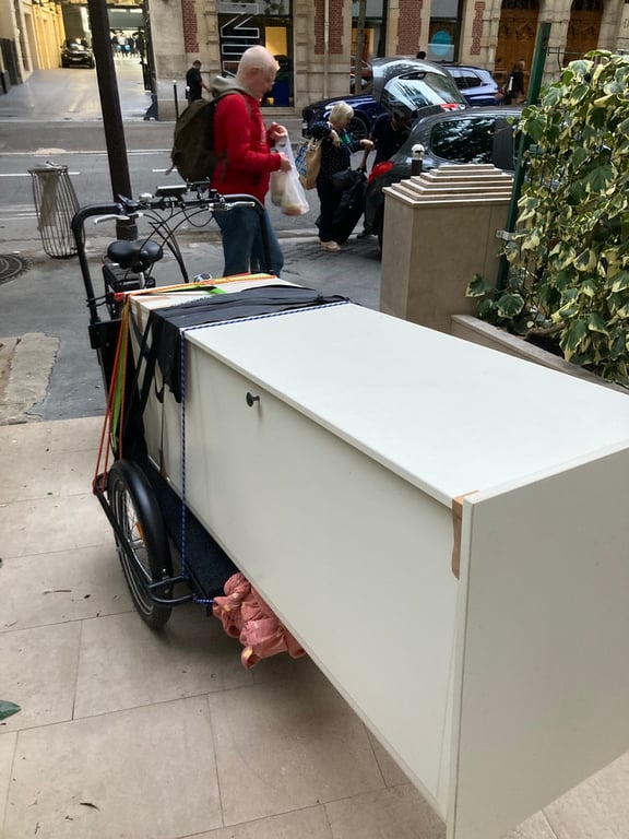 Transport de l’enfer car le cargo basculait en avant, du fait du poids de l’armoire, déportée à l’extrémité du triporteur…