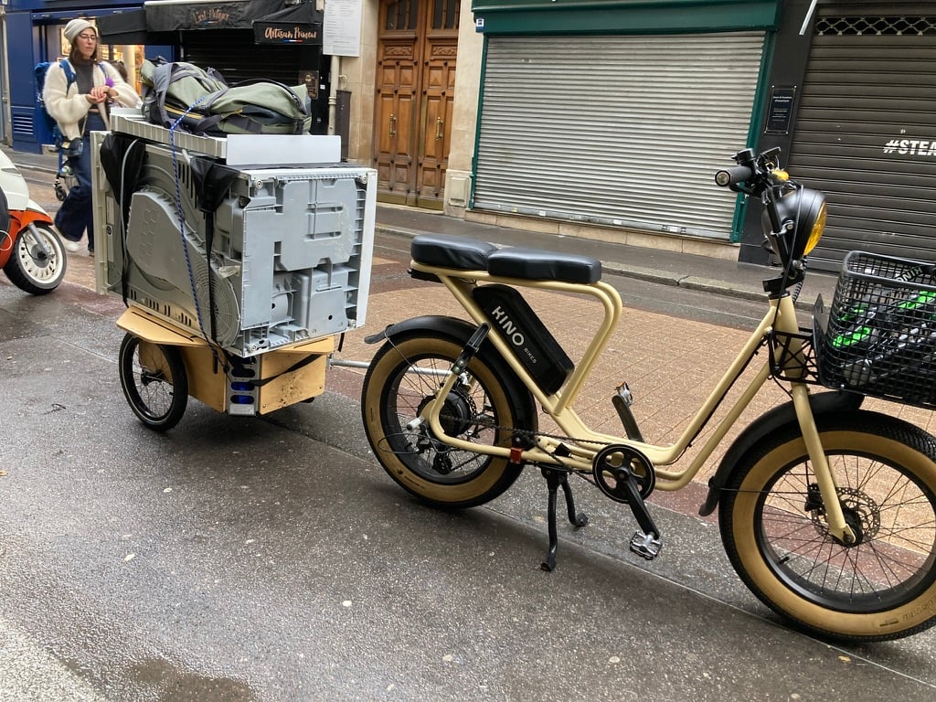 Transfert d’un sèche-linge à l’aide d’une remorque k-Ryole et d’un vélo fatbike Kino