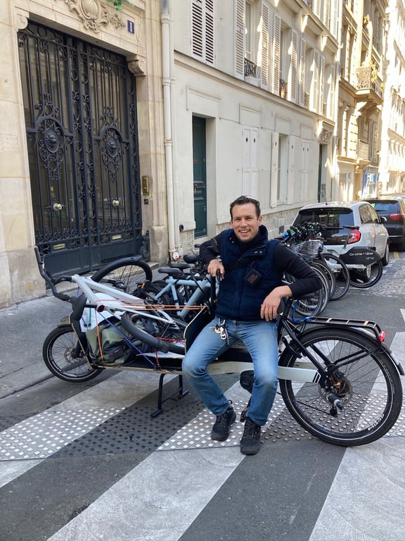Van Moof en panne sur la plateforme d’un biporteur Riese&Muller Packster Load 80.