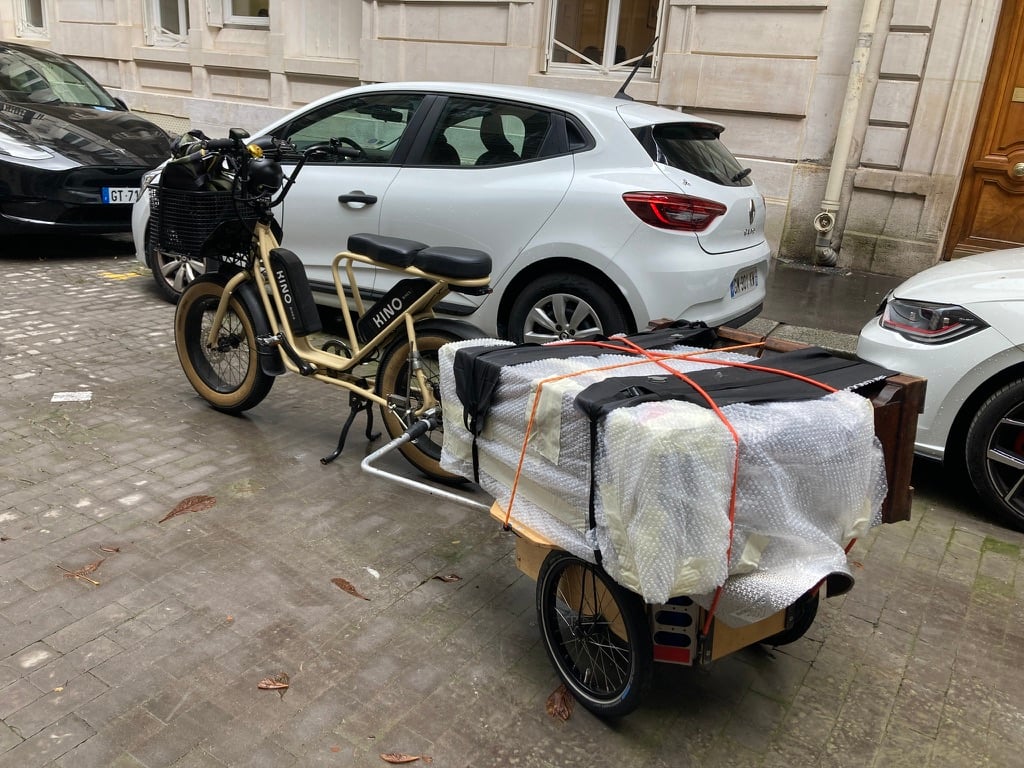 Transport d’un petit piano à vélo-cargo et remorque, Paris.