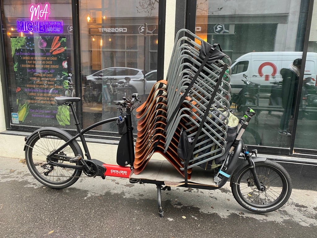 Transport de chaises suite à la fermeture d’un restaurant.