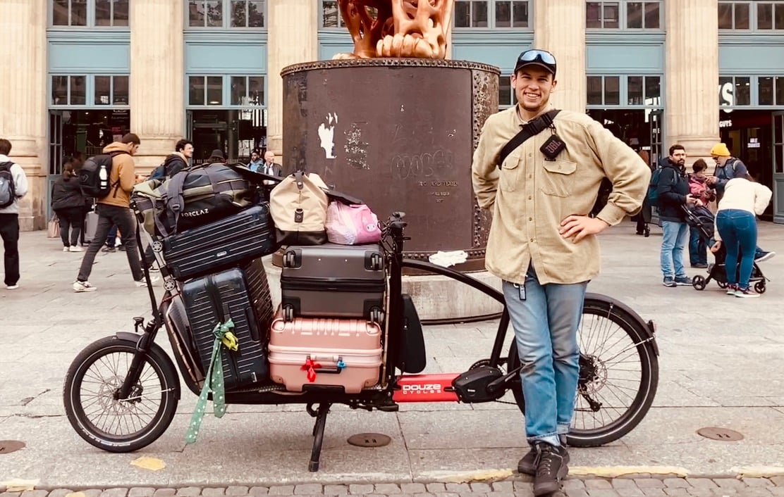 Transport de valises pour des touristes devant la gare du Nord