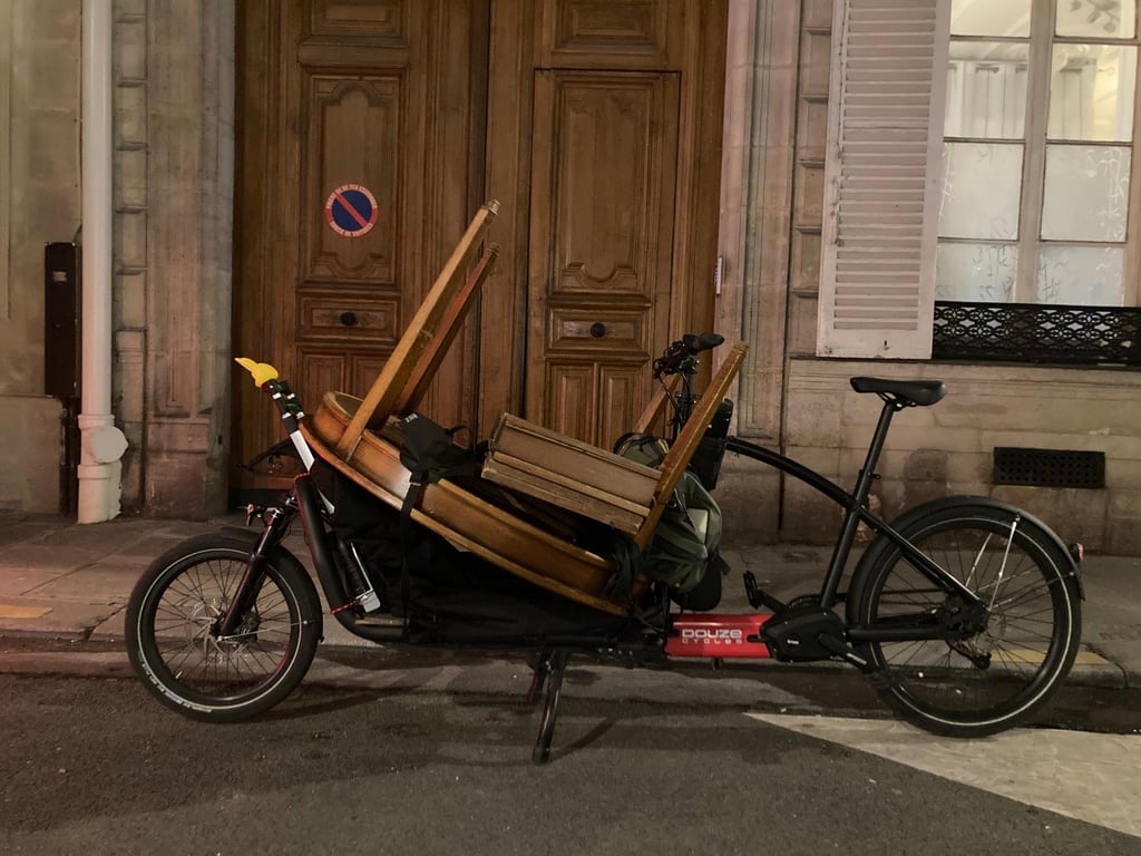 Livraison d’une table ronde en bois massif, près de Rivoli.