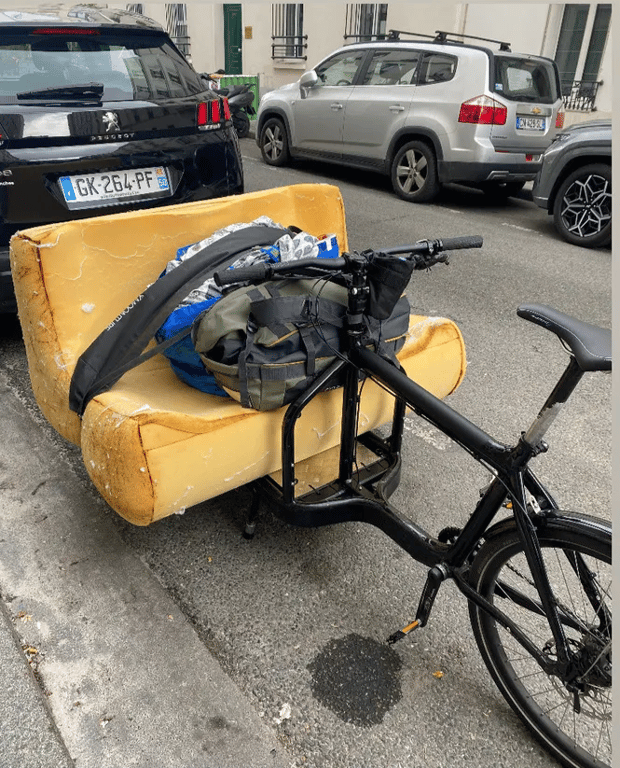 Déplacement d’un canapé, entre le 18e et le 19e.