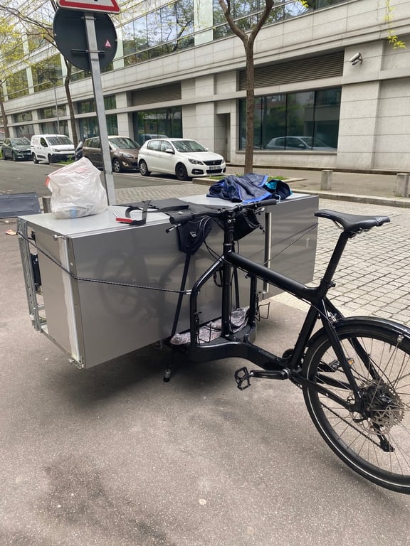 Transport d’un frigo’, vers Saint-Ouen.