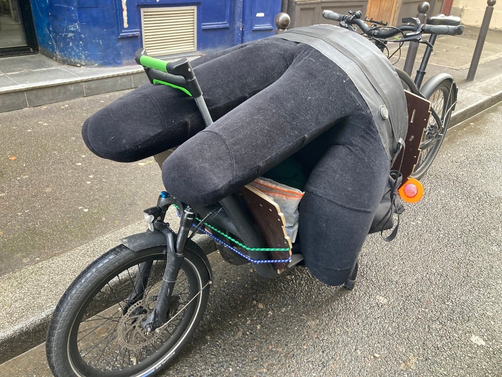 Livraison d’un siège en forme de main, dans le Marais.
