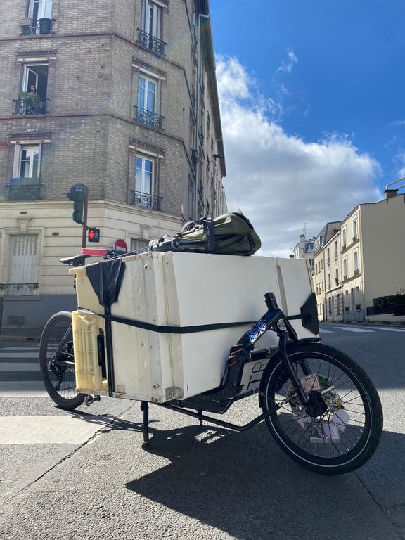 Transport d’un frigo, vers place d’Italie.