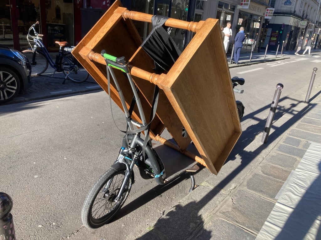 Livraison d’un grand buffet pour un particulier.