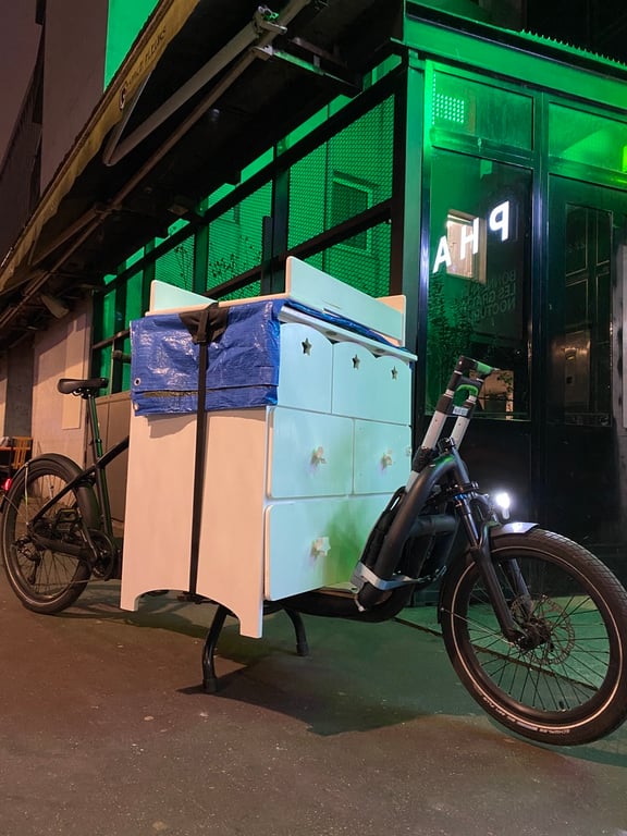 Livraison d’une commode à langer, dans le 19eme, la nuit.