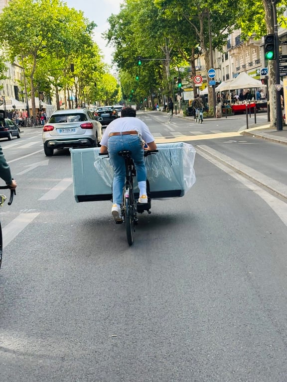 Livraison d’un petit canapé deux places, vers Montrouge.