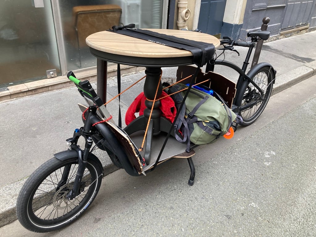 Petite table ronde, livrée à vélo-cargo.