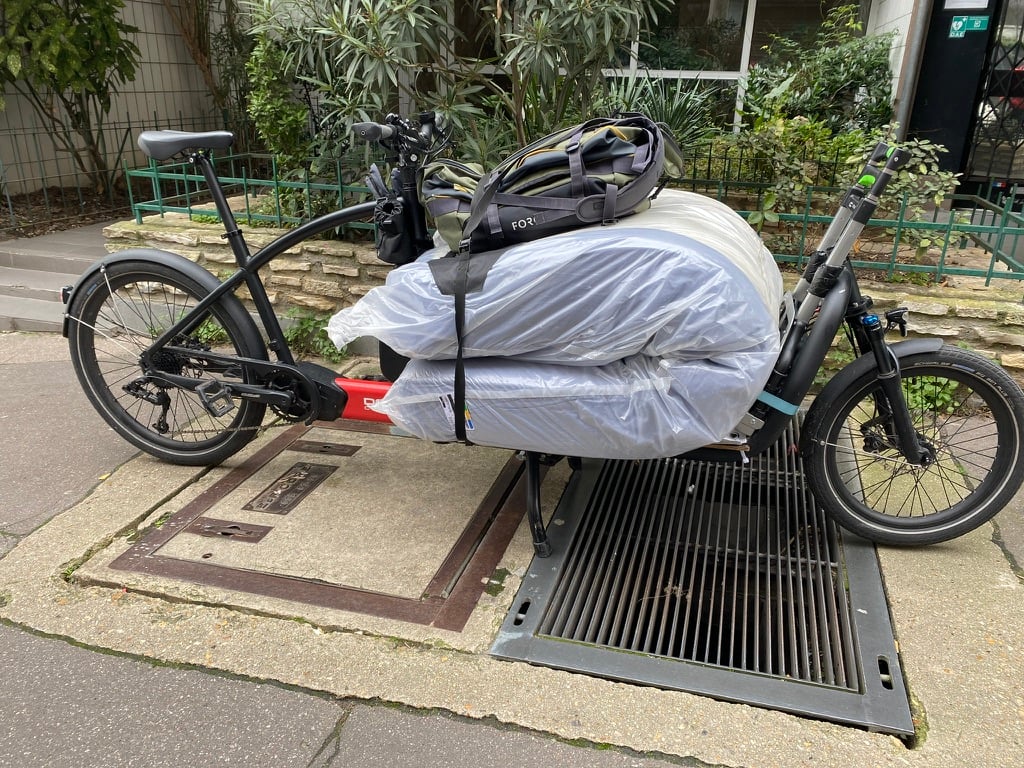 Matelas deux places, livré directement dans la cours d’immeuble.