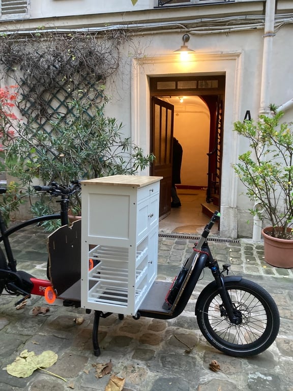 Desserte de cuisine dans une cours d’immeuble parisienne