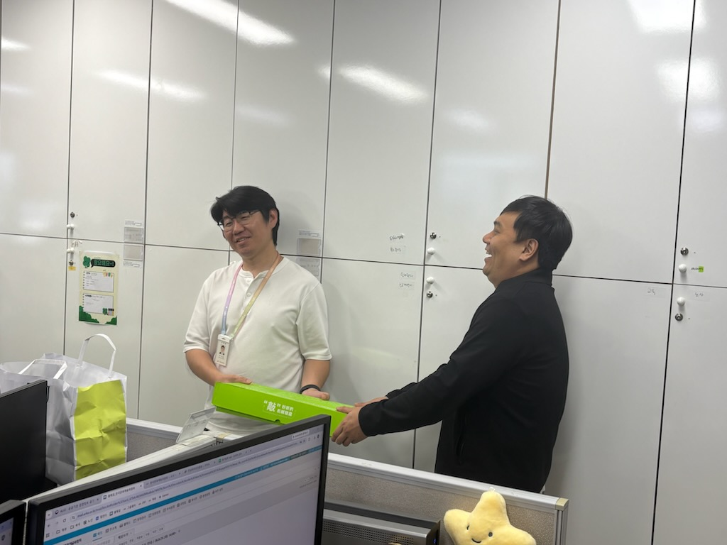 물건을 빼앗기거나 뺏는 사진 아님