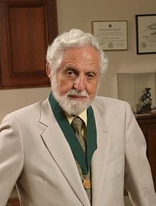 Carl_Djerassi_HD2004_AIC_Gold_Medal_crop