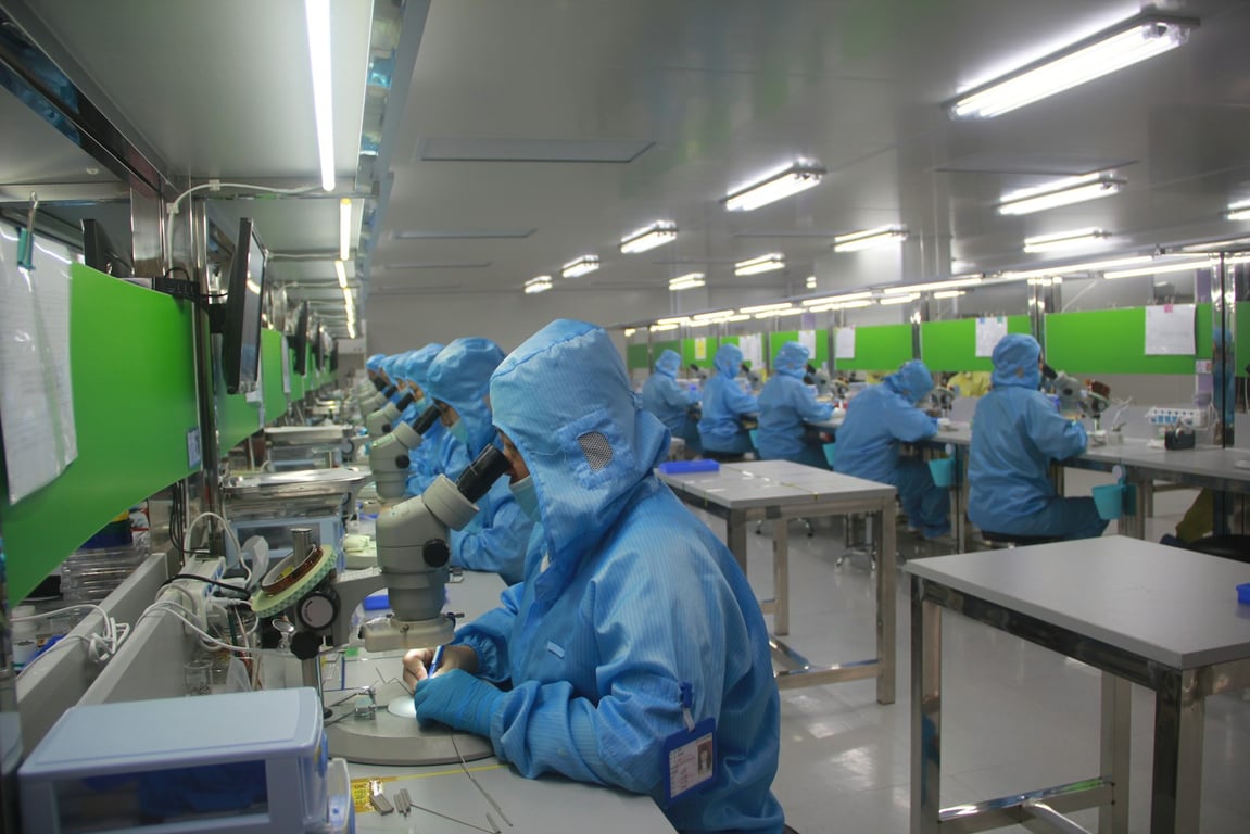 Airtable lot number traceability for medical device assembly: technicians in a cleanroom. Photo by Glsun Mall on Unsplash