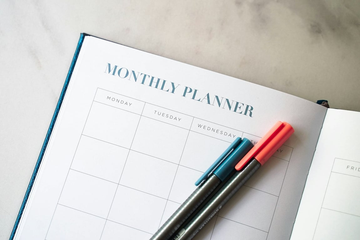 Client reschedule workflow starts with a clear calendar. Photo by 2H Media on Unsplash