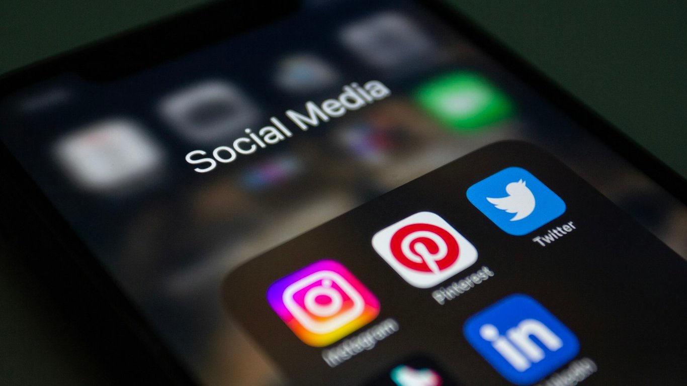 Automate Tweets posting with AI