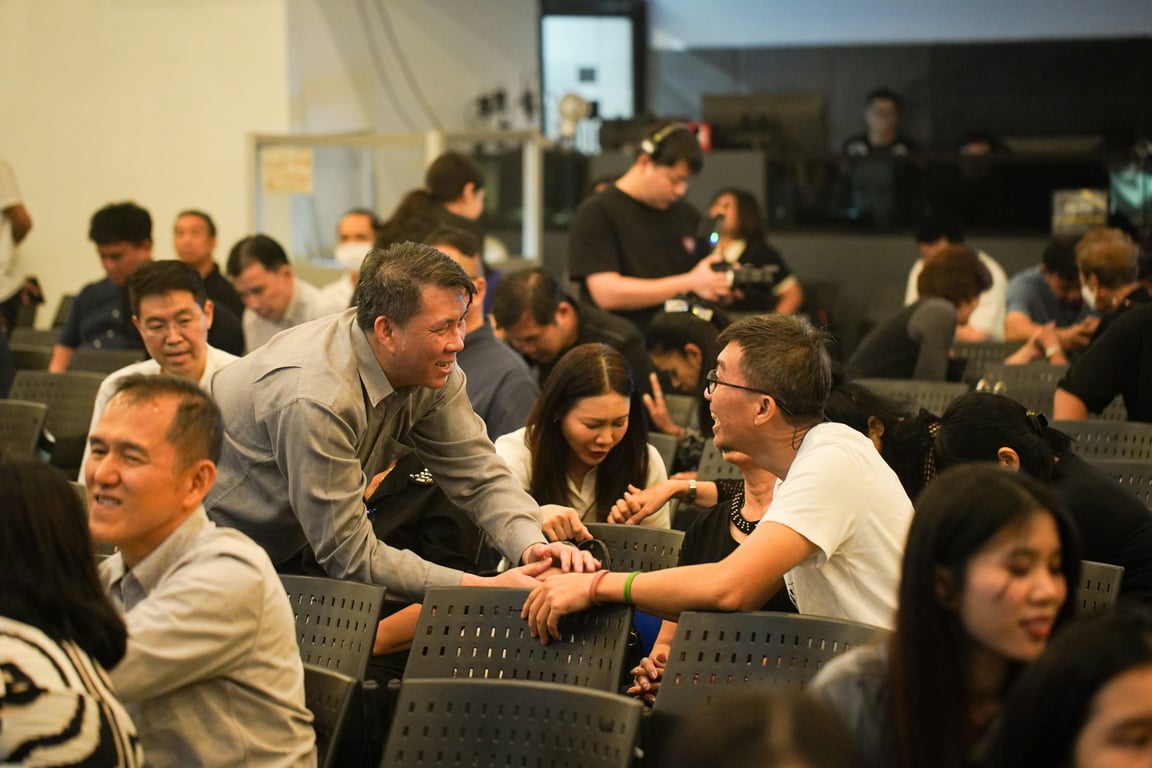 Conferences Without a Booth: Turn Attendee Status Into Pipeline Gold [GTM Playbook]
