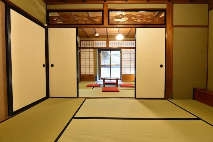 非常適合團體入住。JR京都站附近100年歷史的京町屋一樓的咖啡館提供正宗咖啡 - Shimogyo Ward, Kyoto的小屋 出租, Kyoto, 日本