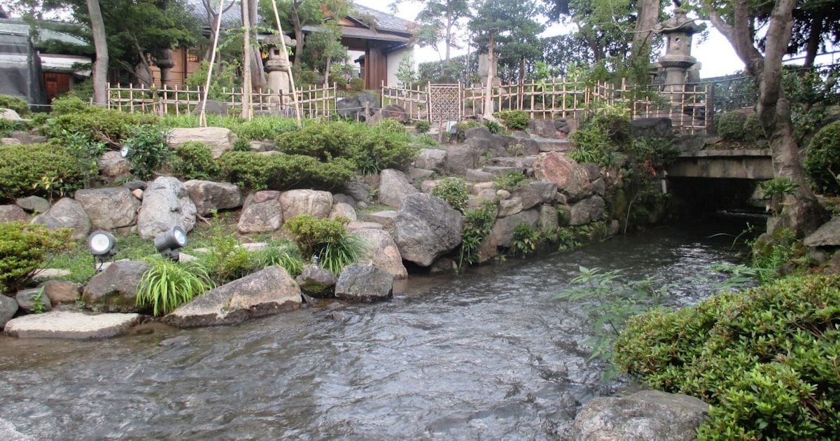 京都・高瀬川の意外な水源　豪商屋敷跡、飲食店の庭に