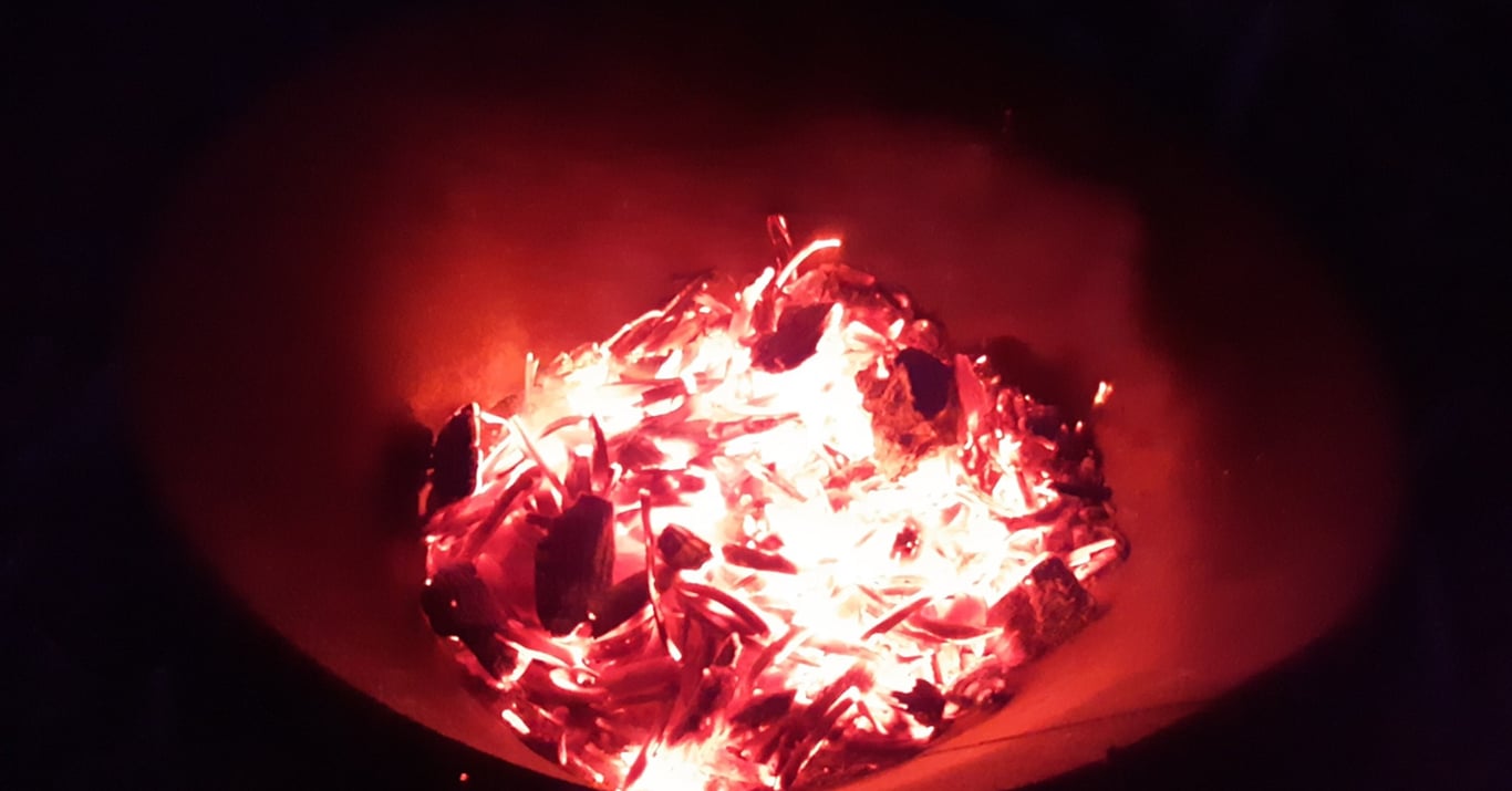 剪定枝をバイオ炭にして地中に埋めると。。。｜明日も良い日に