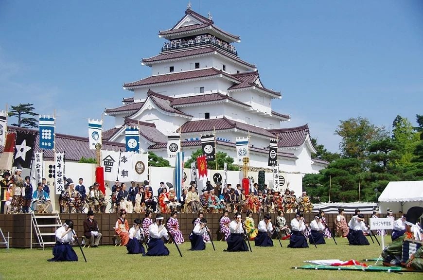 【東北自由行】2024年秋季活動整理：日本三大火祭之一、再現幕府武士列隊、奇幻浪漫的溫泉鄉點燈