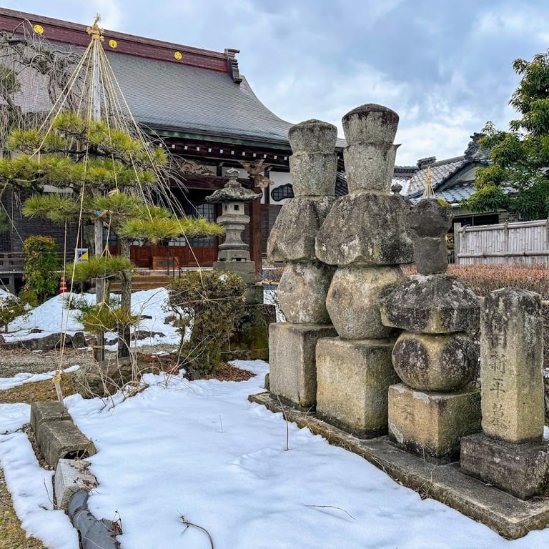 阿弥陀寺東軍戦死者墓地 · 4-18 Nanokamachi, Aizuwakamatsu, Fukushima 965-0044, Japan