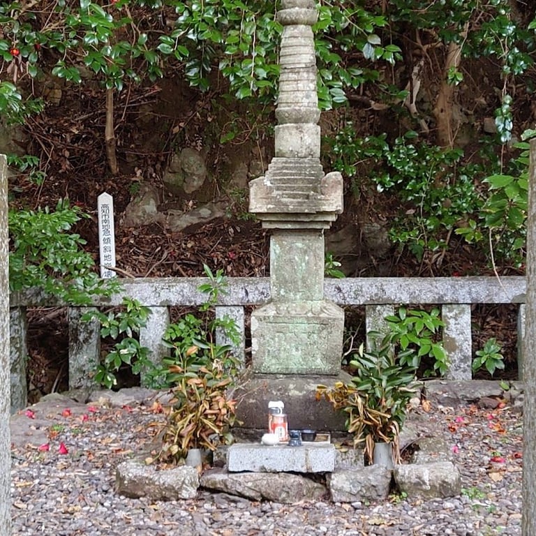 長宗我部元親公墓 · 6619-3 Nagahama, Kochi, 781-0270, Japan