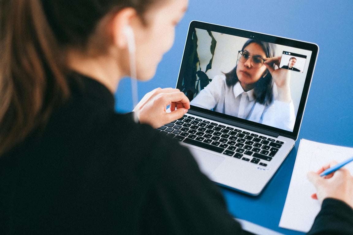 How to Use AI Summarizers to Save Time in Business: From Meetings to Client Calls