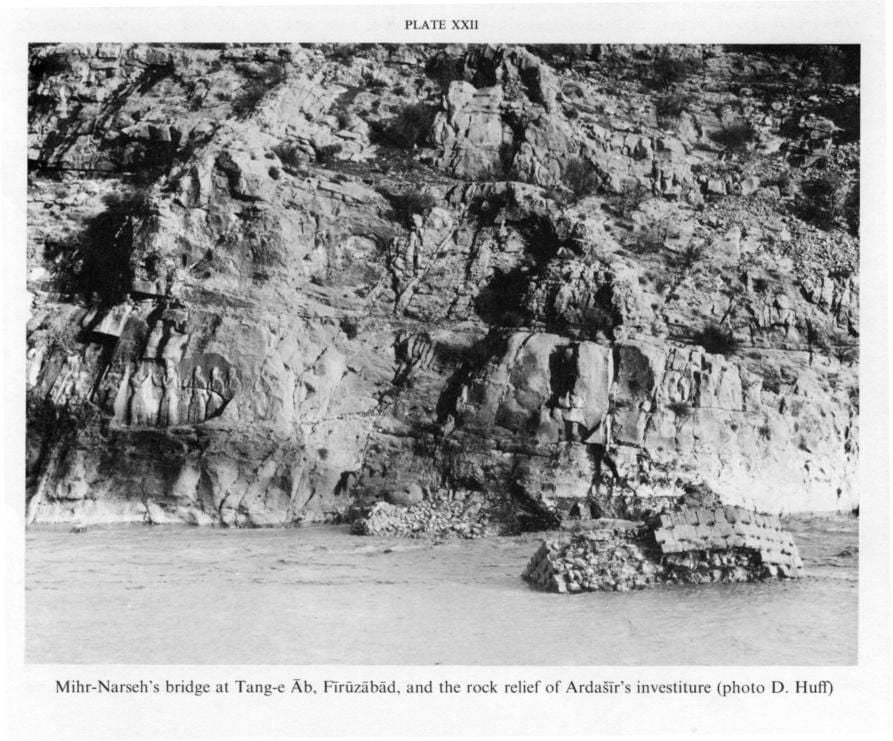 - puhl ī Mihrnarsē ī vazurgframadār framūd bastan, nazd ō sangtāš ī Ardašēr andar šahrestān ī Pērōzābād. nigār az D. Huff
- The bridge Mihrnarsē the Vazurgframadār ordered to be built, next to the rock relief of Ardašēr, in Fīrūzābād. Image from D. Huff