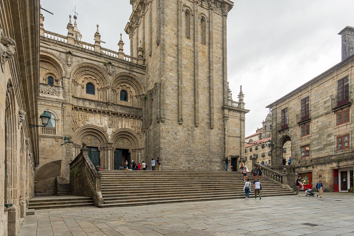 https://en.wikipedia.org/wiki/Santiago_de_Compostela_Cathedral#/media/File:Santiago_Compostela_Cathedral_2023_-_Praterias.jpg