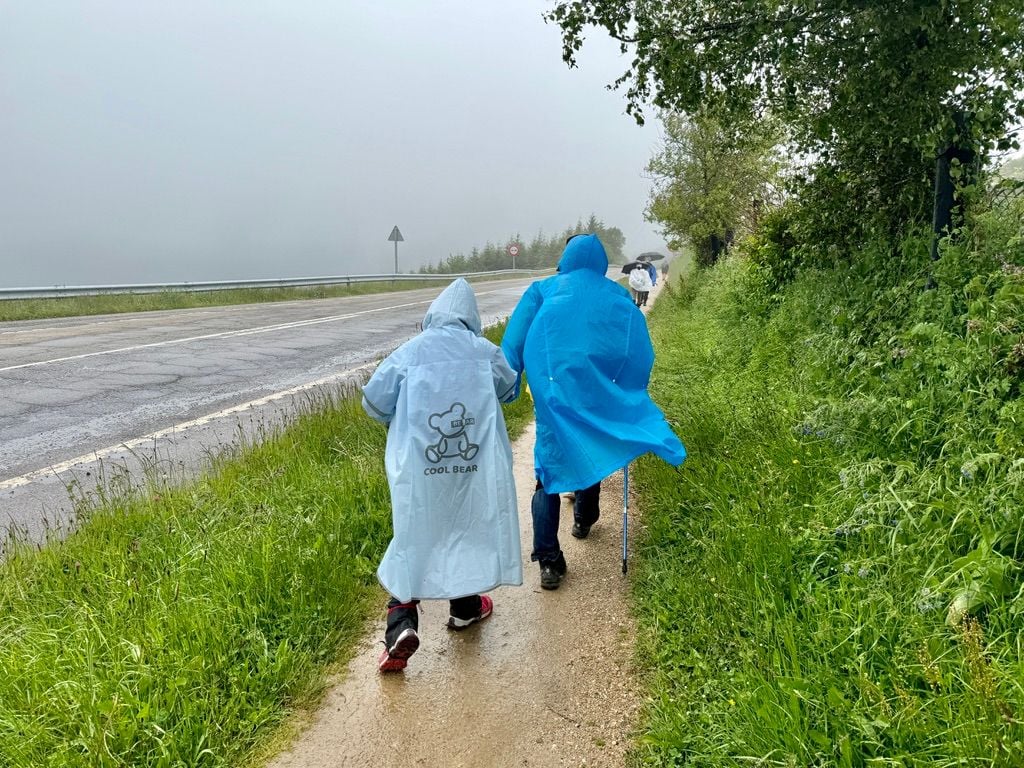 一對韓國夫婦，帶著他們的唐氏症孩子，一起走朝聖之路