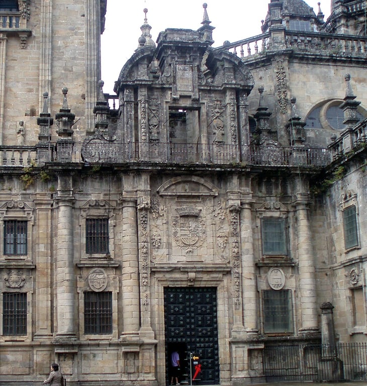 https://en.wikipedia.org/wiki/Santiago_de_Compostela_Cathedral#/media/File:Vista_de_la_PuertaReal_de_Santiago_de_Compostela.jpg