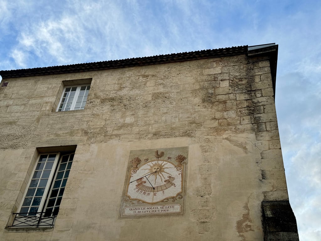 Quand le soleil se leve, il se leve pour tous. 當太陽升起時，他為每一個人升起. 
